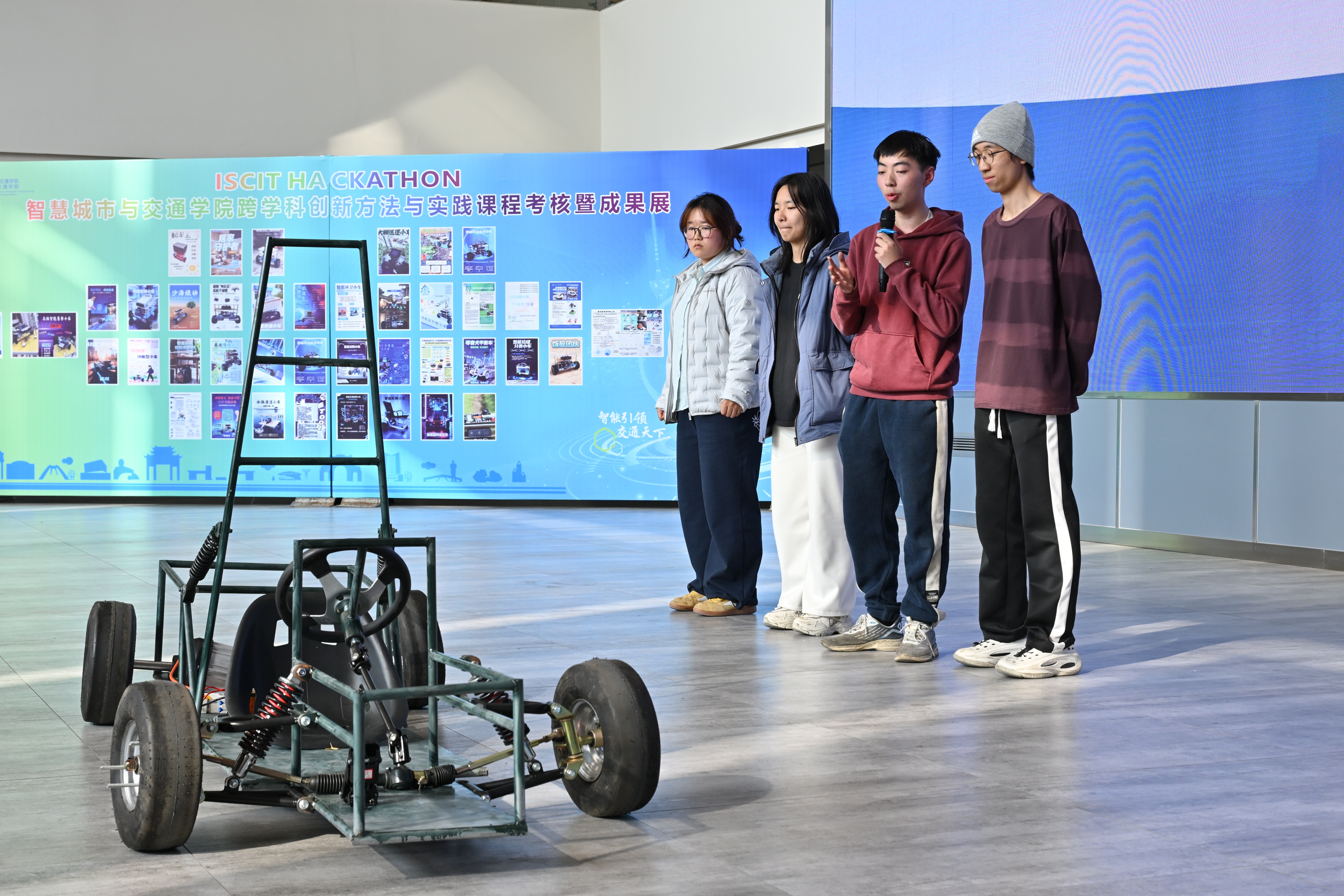 AI赋能跨界融合 创新成果点亮校园——智慧学院跨学科创新方法与实践课程考核暨成果展顺利举办-智慧城市与交通学院/城市轨道交通学院官网